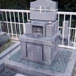 高松市牟礼町の市営墓地に、大島石のデザイン墓石が完成しました。
