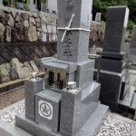 さぬき市の地域墓地に大島石一級の８寸和型墓石が完成。お手入れ・お参りしやすさで定評のある「やすらぎ型」です。