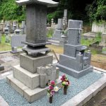 香川県宇多津町の寺院墓地に庵治石細目の和型墓石を建立。併せて既存のお墓のクリーニングと樹木の伐採。