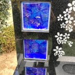 坂出市の地域墓地に美しいアートガラスをはめ込んだデザイン墓石が完成。
