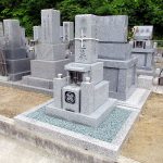 坂出市の市営墓地に、青木石のやすらぎ型8寸の和型墓石が完成。