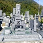 岡山県の寺院墓地に、庵治石細目特級の岡山型蓮華付き和型墓石が完成しました。
