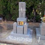 坂出市の市営墓地に、庵治石細目と真壁小目を使用したやすらぎ型の和型墓石が完成。