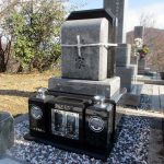 坂出市の地域墓地に、庵治石細目とインド黒を組み合わせたデザイン墓石が完成しました。