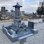 高松市の地域墓地に、庵治細目特級石の上下蓮華＆笠付きの和型墓石が完成しました。