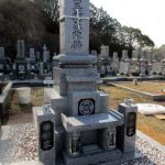 庵治石中目特級の岡山型和型墓石が完成、岡山県の霊園墓地にて。