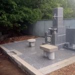 高松市内で、庵治石細目の竿石を再利用したお墓の移設建替え工事を行いました。