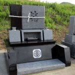 香川県綾川町の墓地に、庵治石細目とインド黒を組み合わせたデザイン墓石が完成しました。