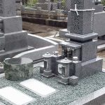 坂出市の地域墓地に、庵治石中目の８寸丸フトン付き和型墓石が完成しました。