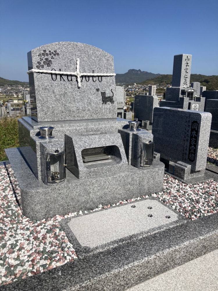 高松市の地域墓地に、猫のシルエットを彫刻した庵治石中目のデザイン墓石が完成しました。