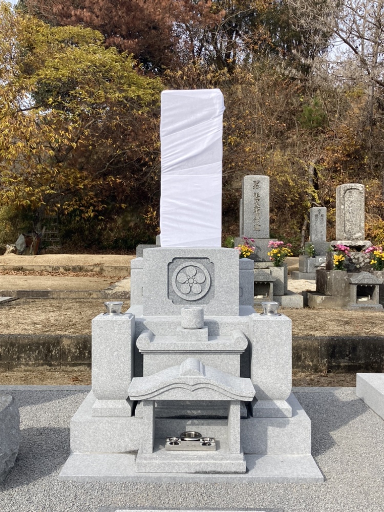 広島県福山市の地域墓地に、小叩き仕上げによる総庵治石の五輪塔・和型墓石・霊標が完成しました。