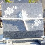 坂出市の地域墓地に、桜の彫刻をあしらった庵治石細目の洋型墓石が完成しました。