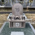 さぬき市の市営墓地に、桜色の御影石の洋型墓石が完成しました。