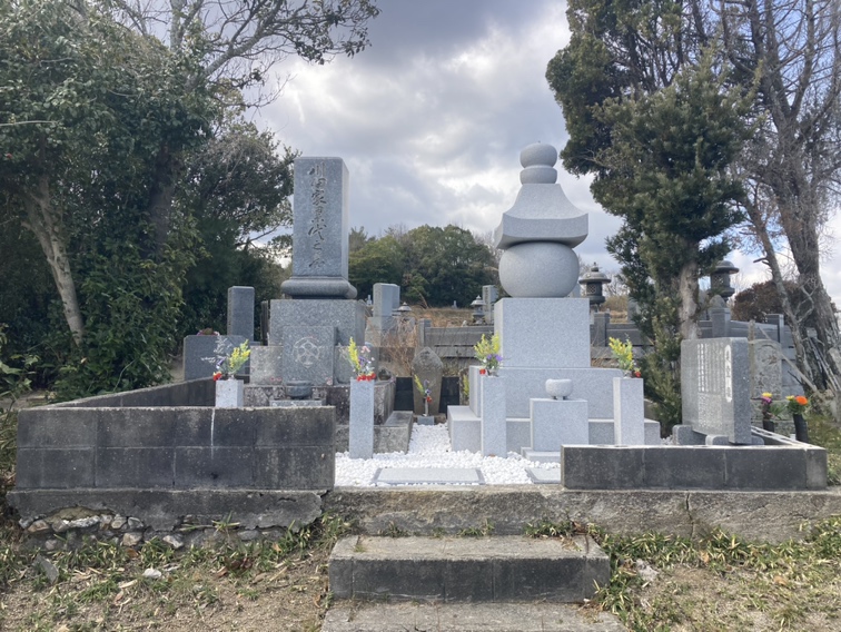 墓地改修工事で庵治石細目の13寸古代五輪塔が完成、東かがわ市の自治会墓地にて。