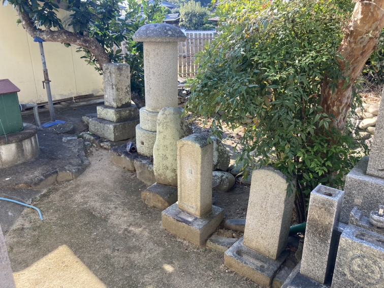 丸亀市飯山町で、古い墓石を整理して移設リフォーム工事を行いました。